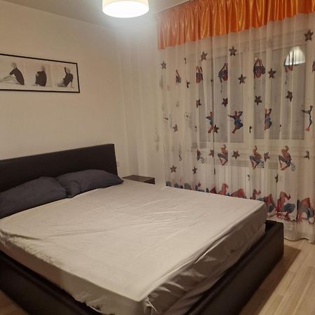 2 Bedrooms Apartment. Galaţi Exteriör bild