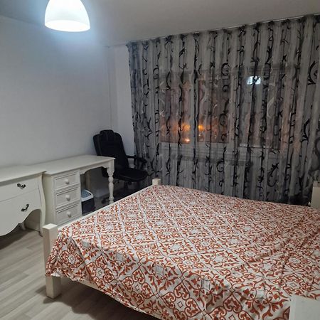 2 Bedrooms Apartment. Galaţi Exteriör bild