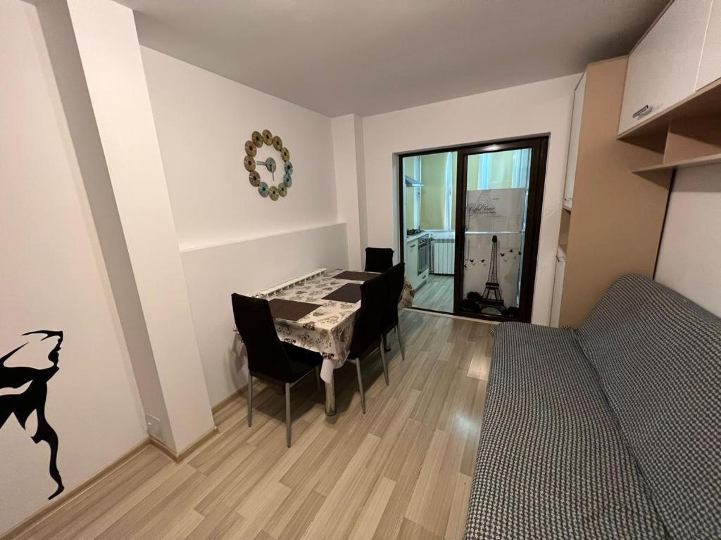 2 Bedrooms Apartment. Galaţi Exteriör bild